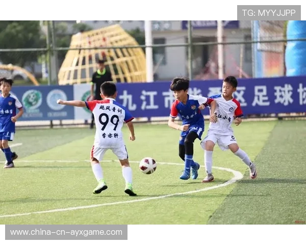 足球联赛在青训中加强国际交流项目促进理念互通，国家关于足球特色学校跟足球青训机构合作的文件